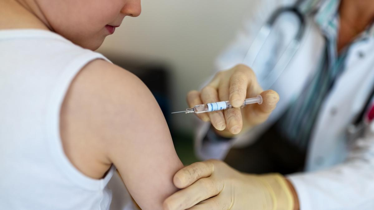 Dezinformarea despre vaccinare pune copiii in pericol