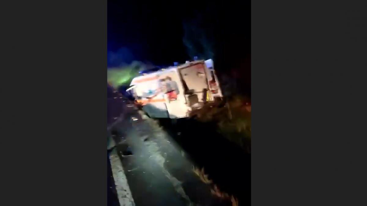 Accident grav pe DN1 ambulanta si masina implicate