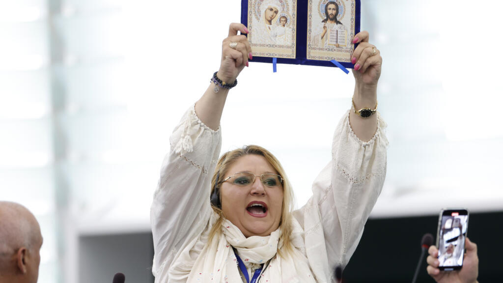 Diana Sosoca urmarita penal pentru 11 infractuni