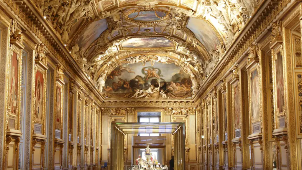 Doi suspecti arestati in furtul de la Luvru