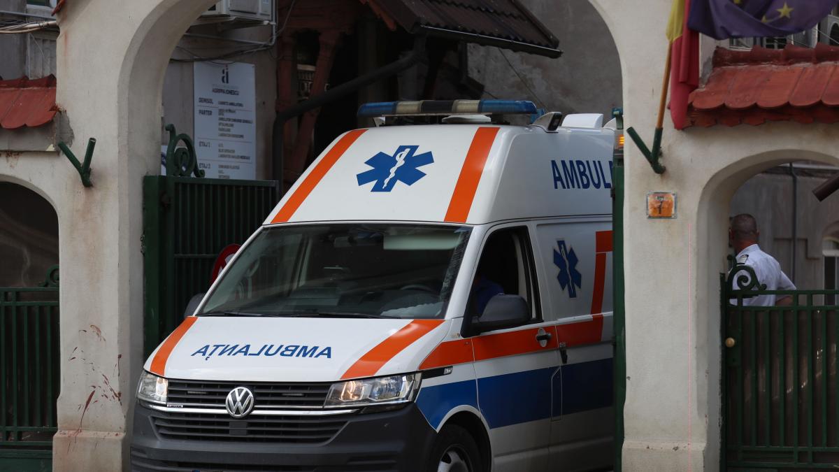 Pacientul cazut de pe targa a intrat in coma