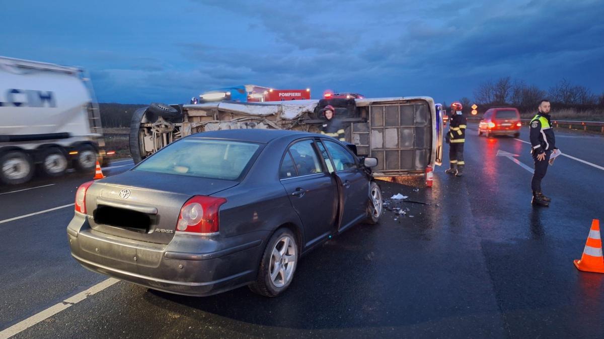 Microbuz si masina ciocnite in Vestem 12 persoane 1