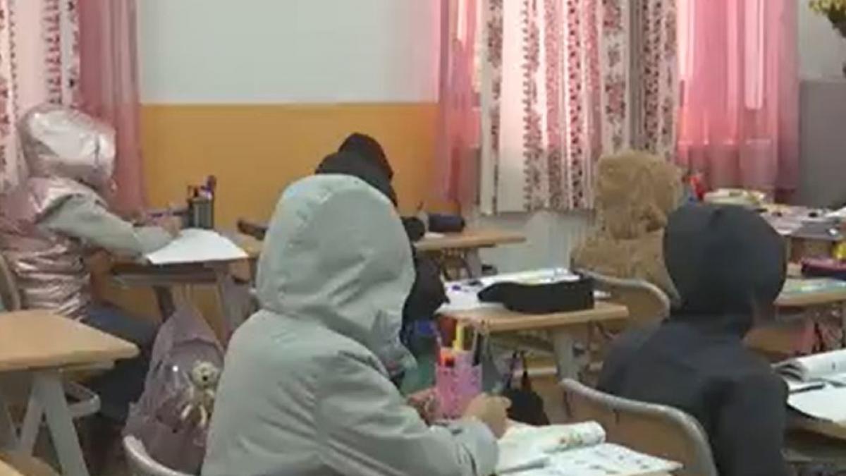 Peste 100 de elevi din Constanta studieaza in frig