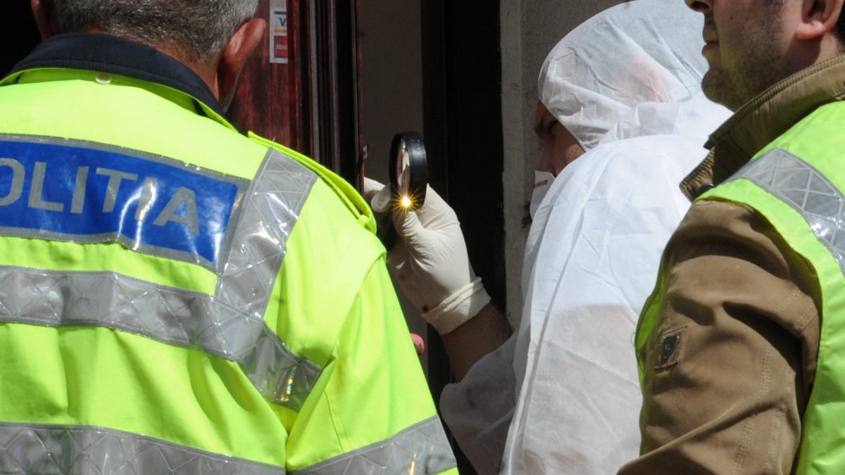 moarte suspecta in sectorul 6 barbat gasit cutitul in piept