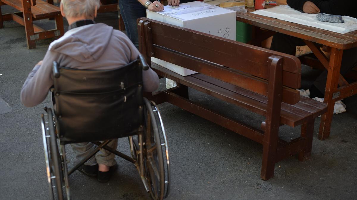 Zeci de mii de pacienti cu dizabilitati se tem de indemnizatii