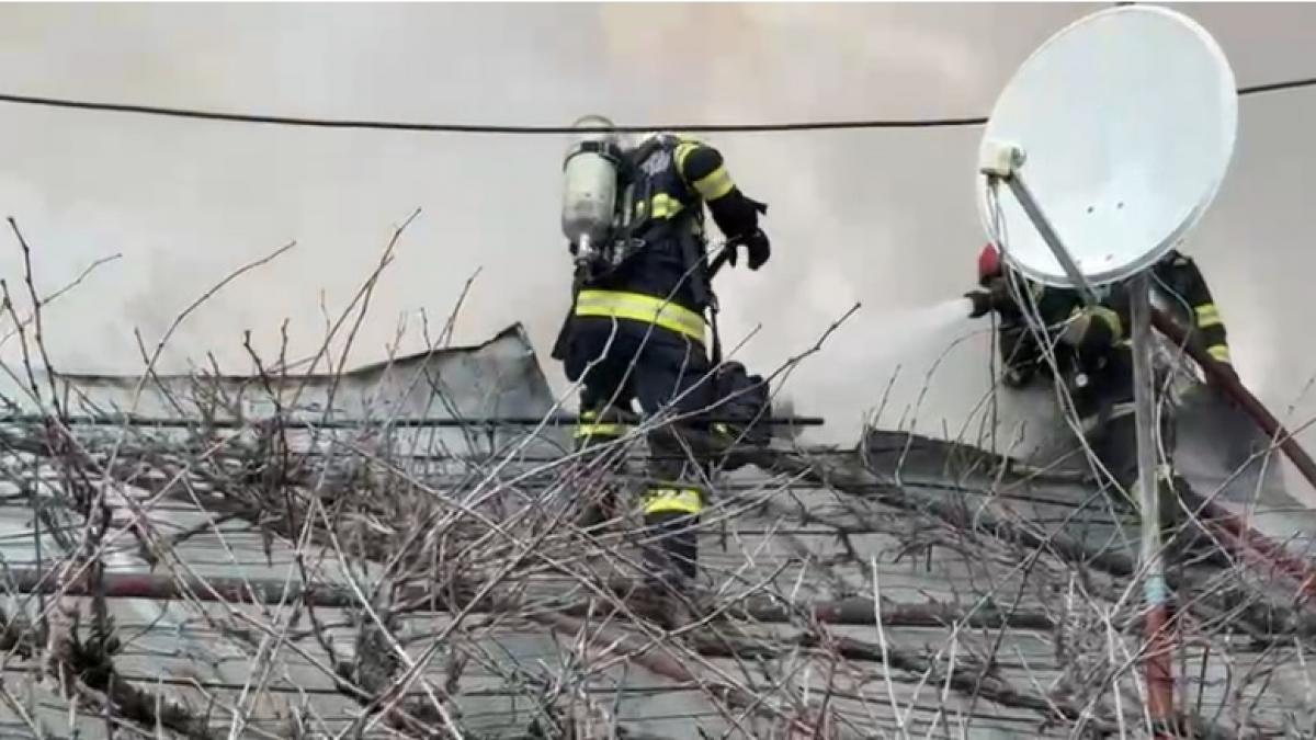 Flacari devastatoare la case si constructii anexe pe o strada din Bucuresti Doua persoane au fost