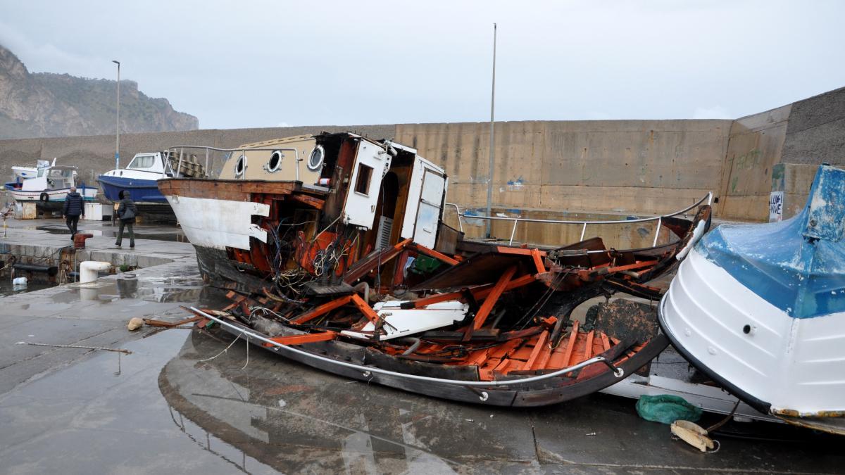 Italia instituie stare de urgenta in regiunile din sud in urma furtunii puternice in Sicilia se inregistreaza