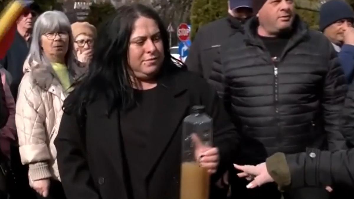 Apa apa apa Oamenii din Curtea de Arges strigati de disperare au iesit din nou in strada pentru a protesta Aceastia au adus