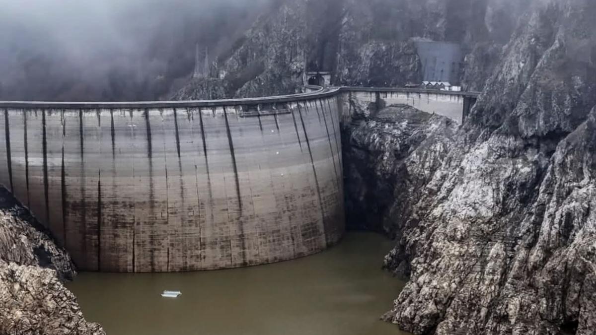 O noua crestere a turbiditatii apelor la Vidraru 40000 de cetateni din zona continua sa