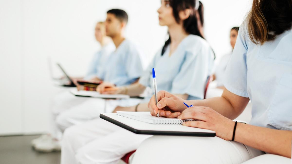 Studentii la Medicina contesta initiativa lui Bolojan de a i obliga sa lucreze cativa ani in Romnia