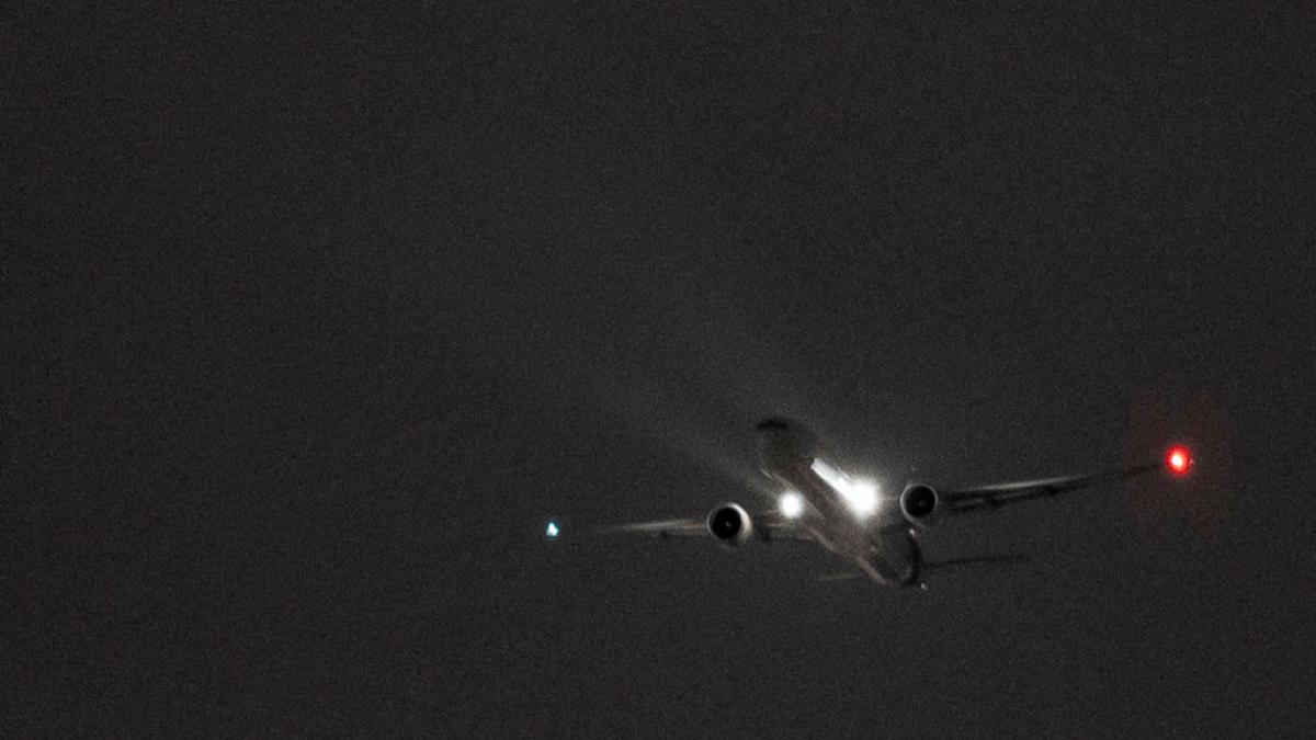 incident aviatic la aeroportul otopeni o aeronava hisky trece peste aeroport si incearca sa efectueze aterizarea