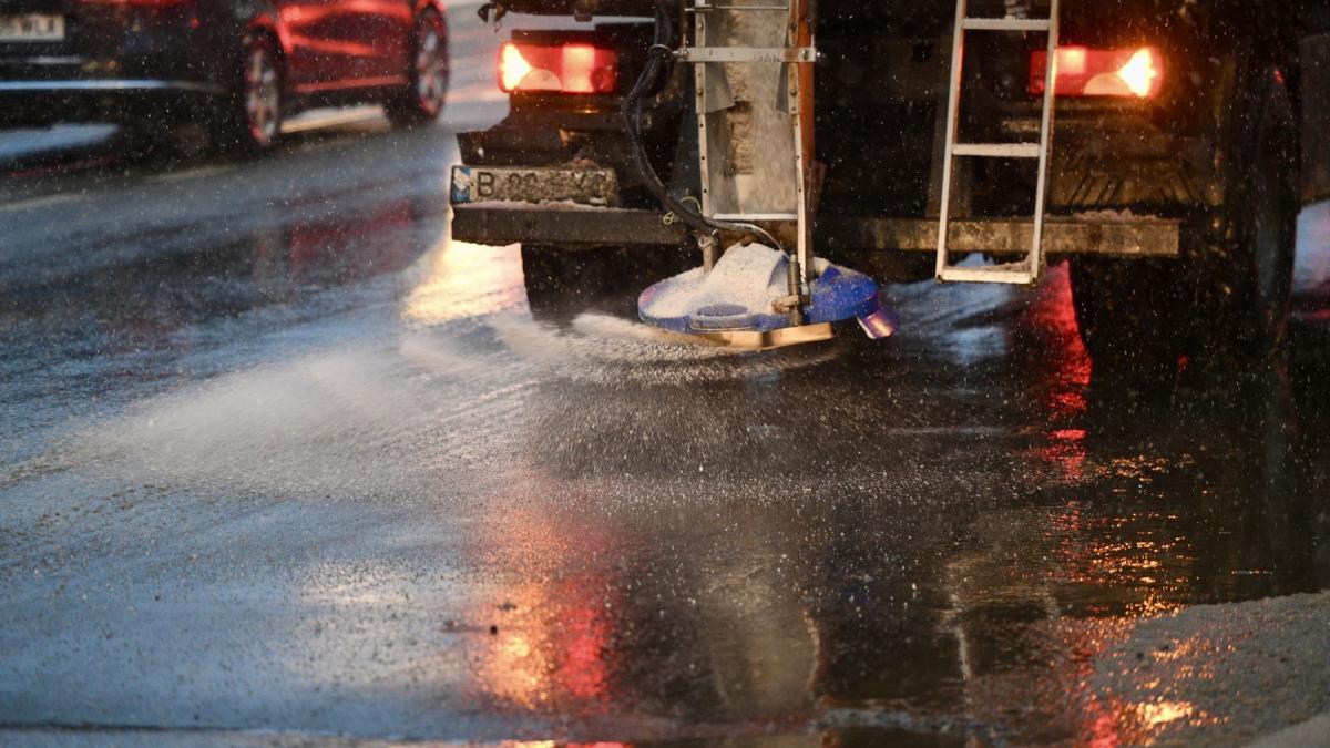 Poluarea din Bucuresti este exacerbata de utilizarea materialului antiderapant in timpul iernii avertizeaza Garda de