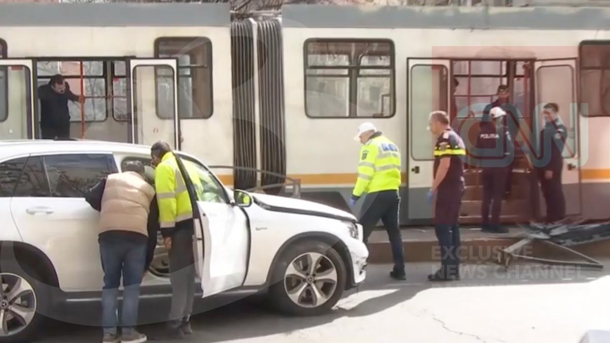 accident serios in bucuresti o masina a izbit un refugiu provocand raniti printre calatori