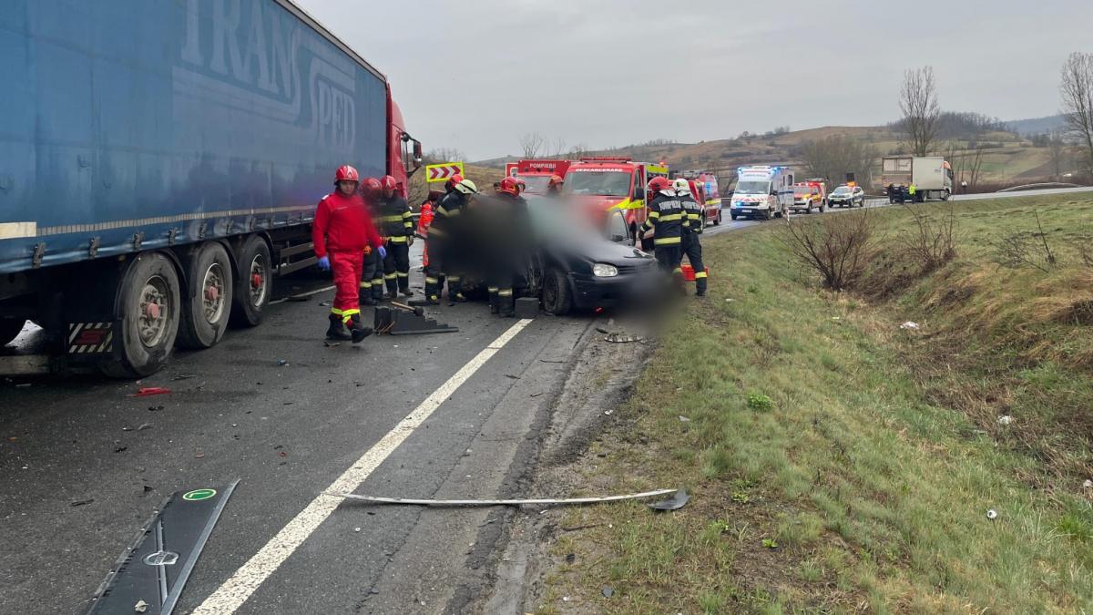 tragedie in cluj cinci vieti pierdute intr un accident grav implicand doua camioane si un autoturism