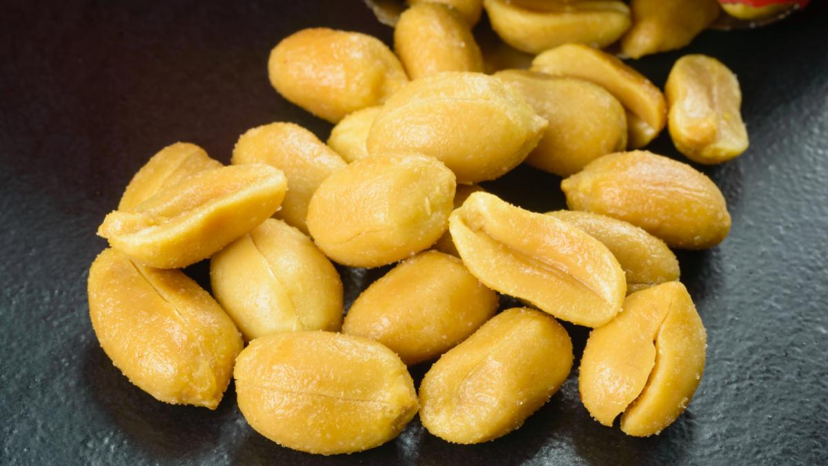 Alune afectate de aflatoxine retrase din mai multe supermarketuri detalii despre ambalajul de arahide si lista