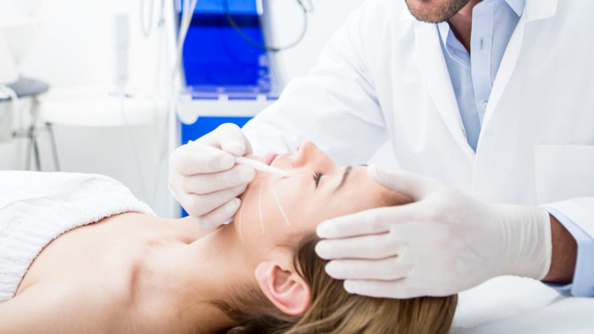 Colegiul Medicilor desfasoara o investigatie privind medic din Bucuresti pe care o pacienta l a contactat pentru o interventie de lifting