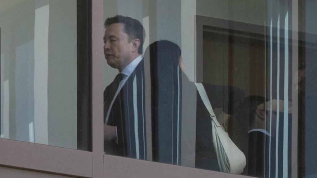 Elon Musk se afla in fata propriilor ambiguitati dintr un proces plin de tensiune