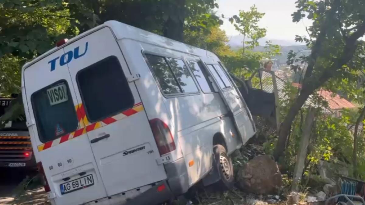 plan rosu de interventie in arges un microbuz cu 16 pasageri a avut o coliziune cu un copac surse in