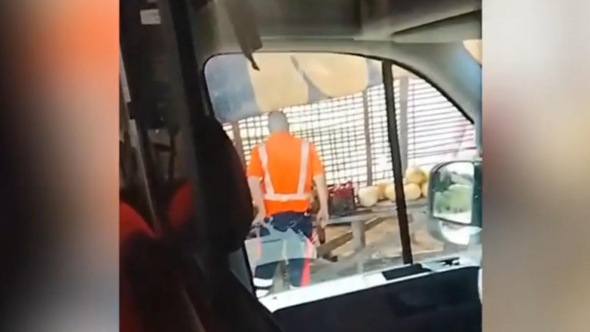 Imagini socante in Bacau Echipajul unei ambulante impreuna cu doi copii a oprit pe marginea drumului