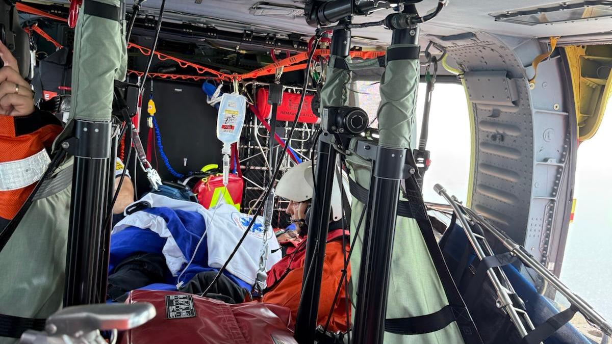 Operatiune de salvare in Marea Neagra la 90 de kilometri de coasta Un elicopter Black Hawk a efectuat evacuarea unui ranit