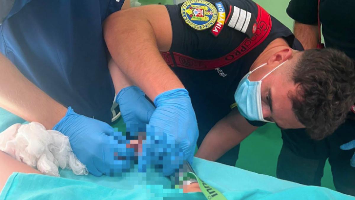 Un baietel de 2 ani din Reghin si a prins mana in tocator Pompierii au intervenit pentru a